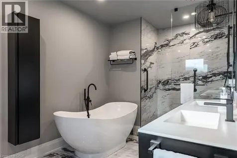 121 Edgecliffe Place Burlington ON L7L 3Z2