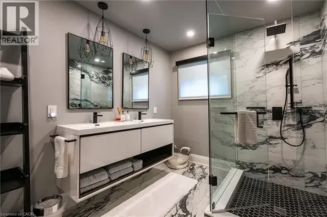 121 Edgecliffe Place Burlington ON L7L 3Z2