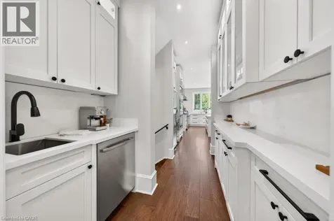 64 Ravina Crescent Ancaster ON L9G 2E7