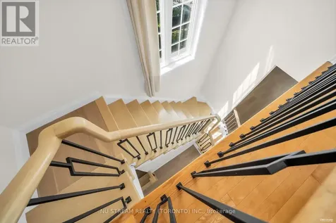 36 Crispin Court Markham (buttonville) ON L3R 4G6