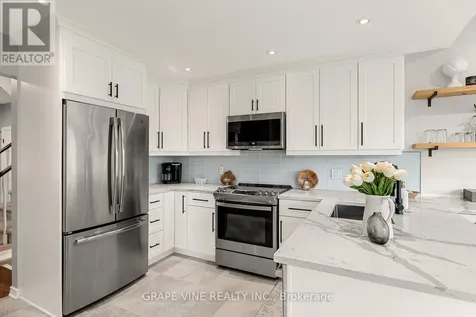 27 Ravenscroft Court Ottawa ON K2S 1R3