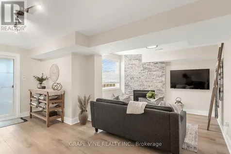 27 Ravenscroft Court Ottawa ON K2S 1R3
