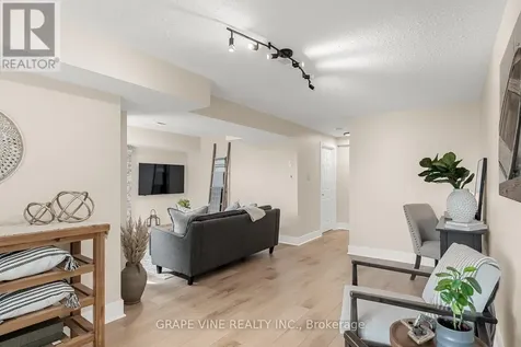 27 Ravenscroft Court Ottawa ON K2S 1R3