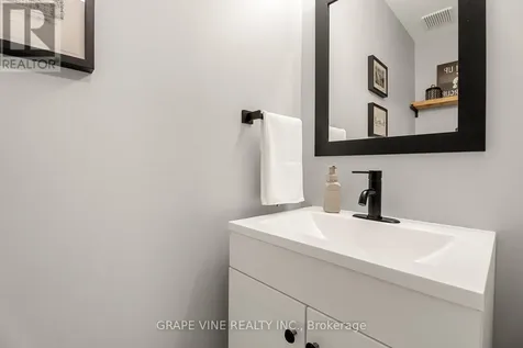27 Ravenscroft Court Ottawa ON K2S 1R3