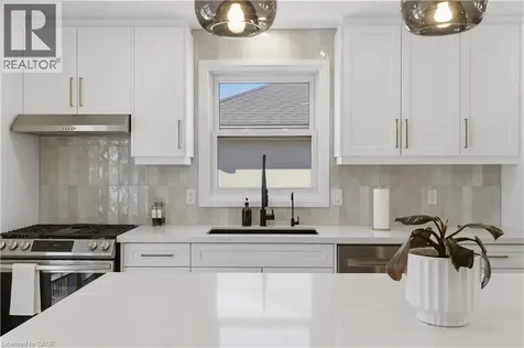 5 Bradbury Crescent Paris ON N3L 4E1