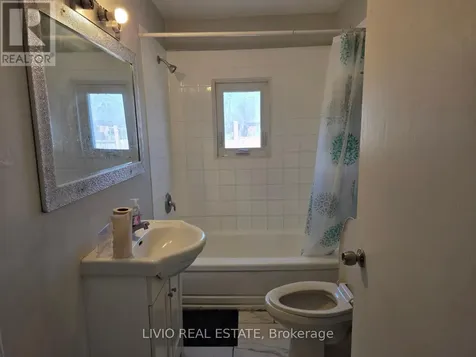 323 Queen Street East Halton Hills (ac Acton) ON L7J 1R1