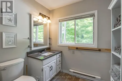 8 Nassau Court Tiny ON L9M 0H3