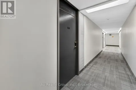 2020 Jasmine Crescent Ottawa ON K1J 8K5
