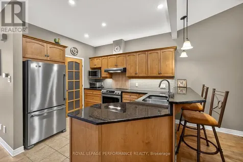 18 Chapelier Private Ottawa ON K1E 3Y1