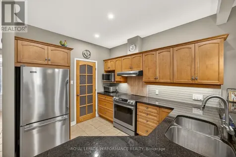 18 Chapelier Private Ottawa ON K1E 3Y1