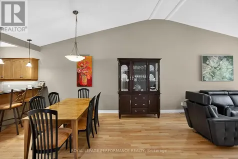 18 Chapelier Private Ottawa ON K1E 3Y1