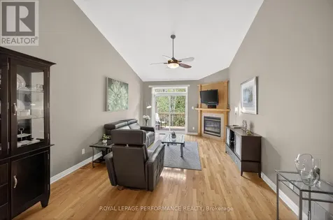 18 Chapelier Private Ottawa ON K1E 3Y1
