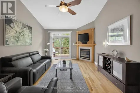 18 Chapelier Private Ottawa ON K1E 3Y1