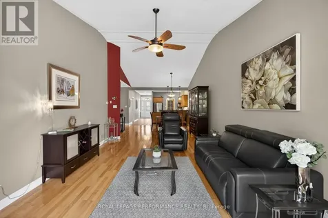 18 Chapelier Private Ottawa ON K1E 3Y1