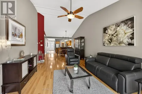 18 Chapelier Private Ottawa ON K1E 3Y1