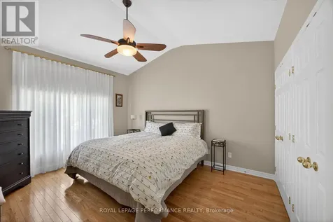 18 Chapelier Private Ottawa ON K1E 3Y1