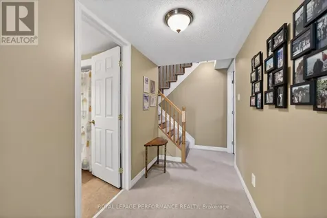 18 Chapelier Private Ottawa ON K1E 3Y1