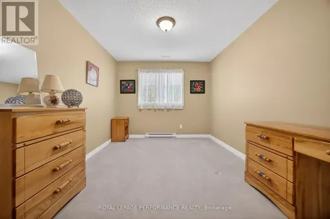 18 Chapelier Private Ottawa ON K1E 3Y1