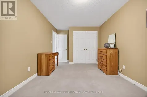 18 Chapelier Private Ottawa ON K1E 3Y1