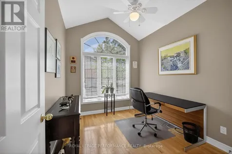 18 Chapelier Private Ottawa ON K1E 3Y1