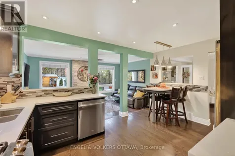425 Tanager Bay Ottawa ON K1E 2Z7