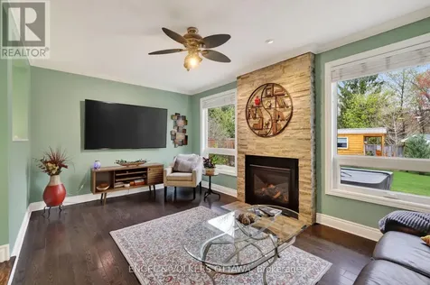 425 Tanager Bay Ottawa ON K1E 2Z7