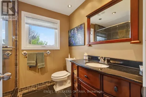 425 Tanager Bay Ottawa ON K1E 2Z7