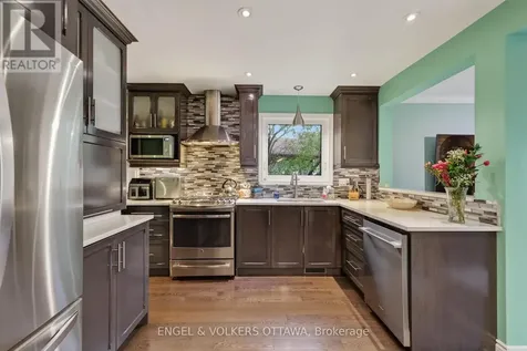 425 Tanager Bay Ottawa ON K1E 2Z7