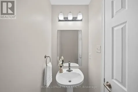 2 Ipswich Terrace Ottawa ON K2K 2R5