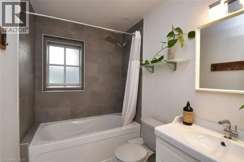 9 Marion Crescent Dundas ON L9H 1H9