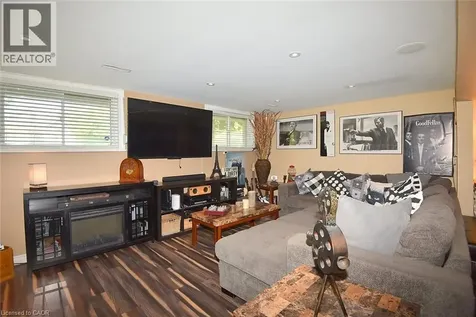 18 Dennis Avenue Waterdown ON L9H 7G2