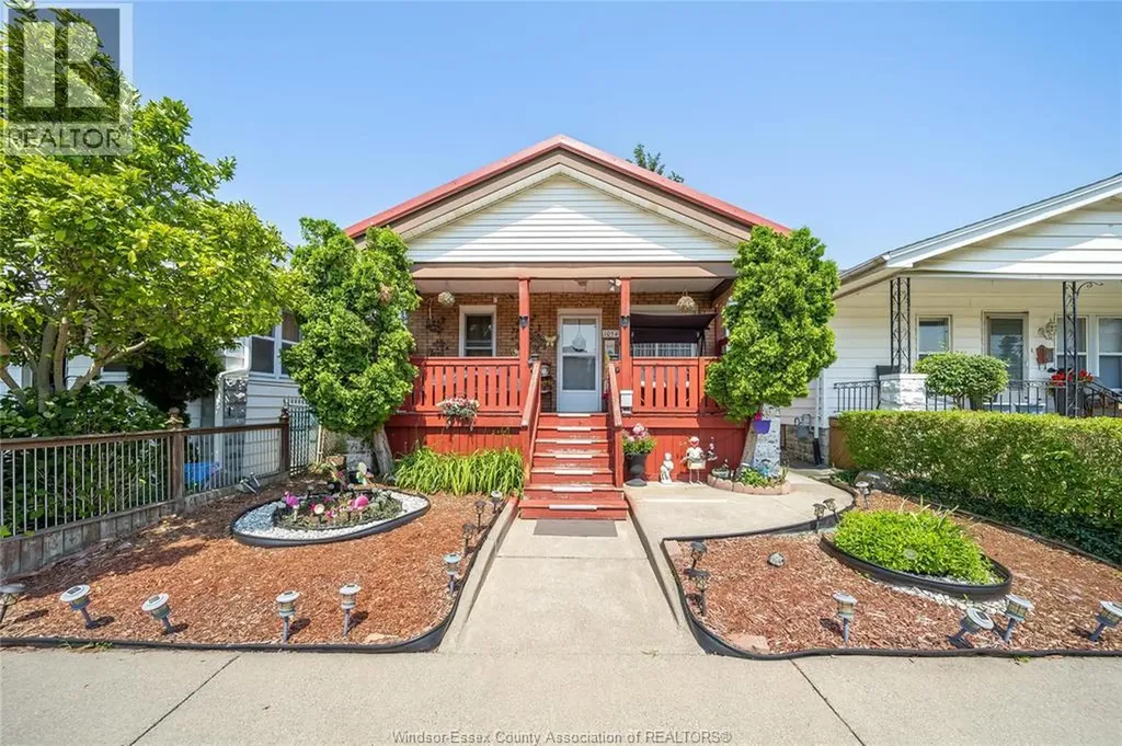 1054 Oak Street Windsor ON N9A 5G4