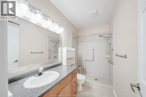 1054 Oak Street Windsor ON N9A 5G4