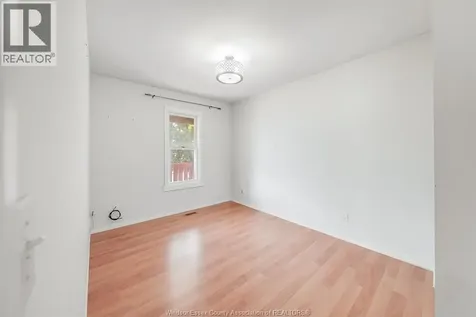 1054 Oak Street Windsor ON N9A 5G4