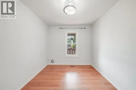 1054 Oak Street Windsor ON N9A 5G4