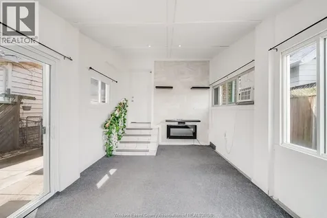 1054 Oak Street Windsor ON N9A 5G4