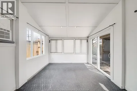 1054 Oak Street Windsor ON N9A 5G4