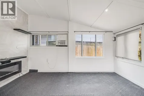 1054 Oak Street Windsor ON N9A 5G4