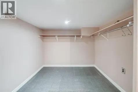1054 Oak Street Windsor ON N9A 5G4