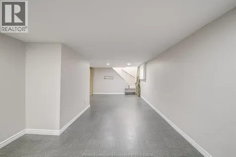 1054 Oak Street Windsor ON N9A 5G4