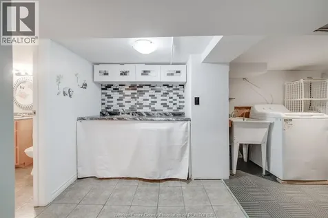 1054 Oak Street Windsor ON N9A 5G4