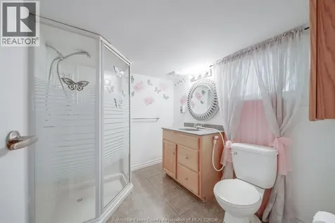 1054 Oak Street Windsor ON N9A 5G4