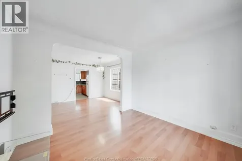 1054 Oak Street Windsor ON N9A 5G4