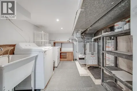1054 Oak Street Windsor ON N9A 5G4