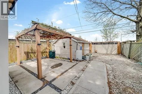 1054 Oak Street Windsor ON N9A 5G4