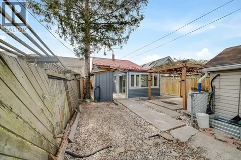 1054 Oak Street Windsor ON N9A 5G4