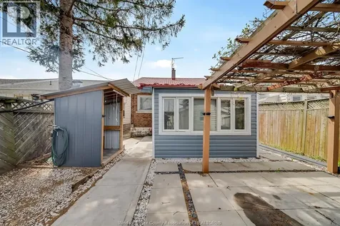 1054 Oak Street Windsor ON N9A 5G4