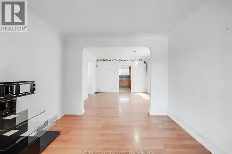 1054 Oak Street Windsor ON N9A 5G4