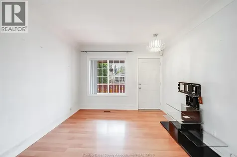 1054 Oak Street Windsor ON N9A 5G4