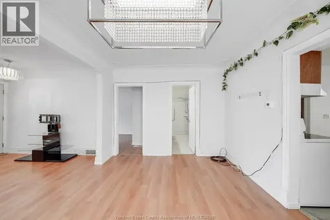 1054 Oak Street Windsor ON N9A 5G4